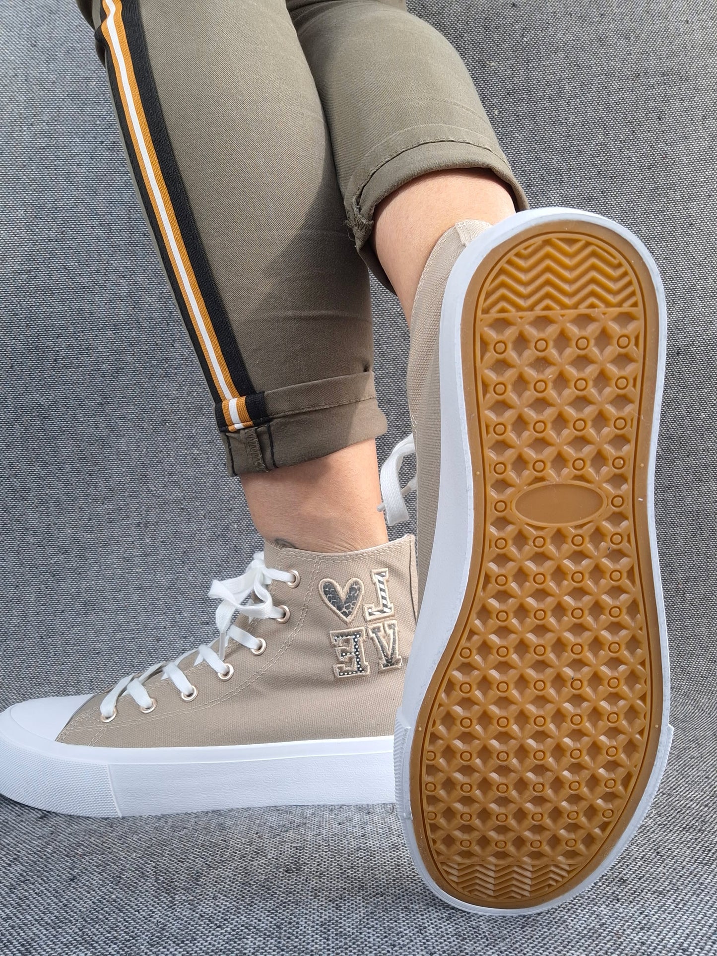 Chaussures baskets hautes tissu beige taupe blanc inscription "LOVE" style converse