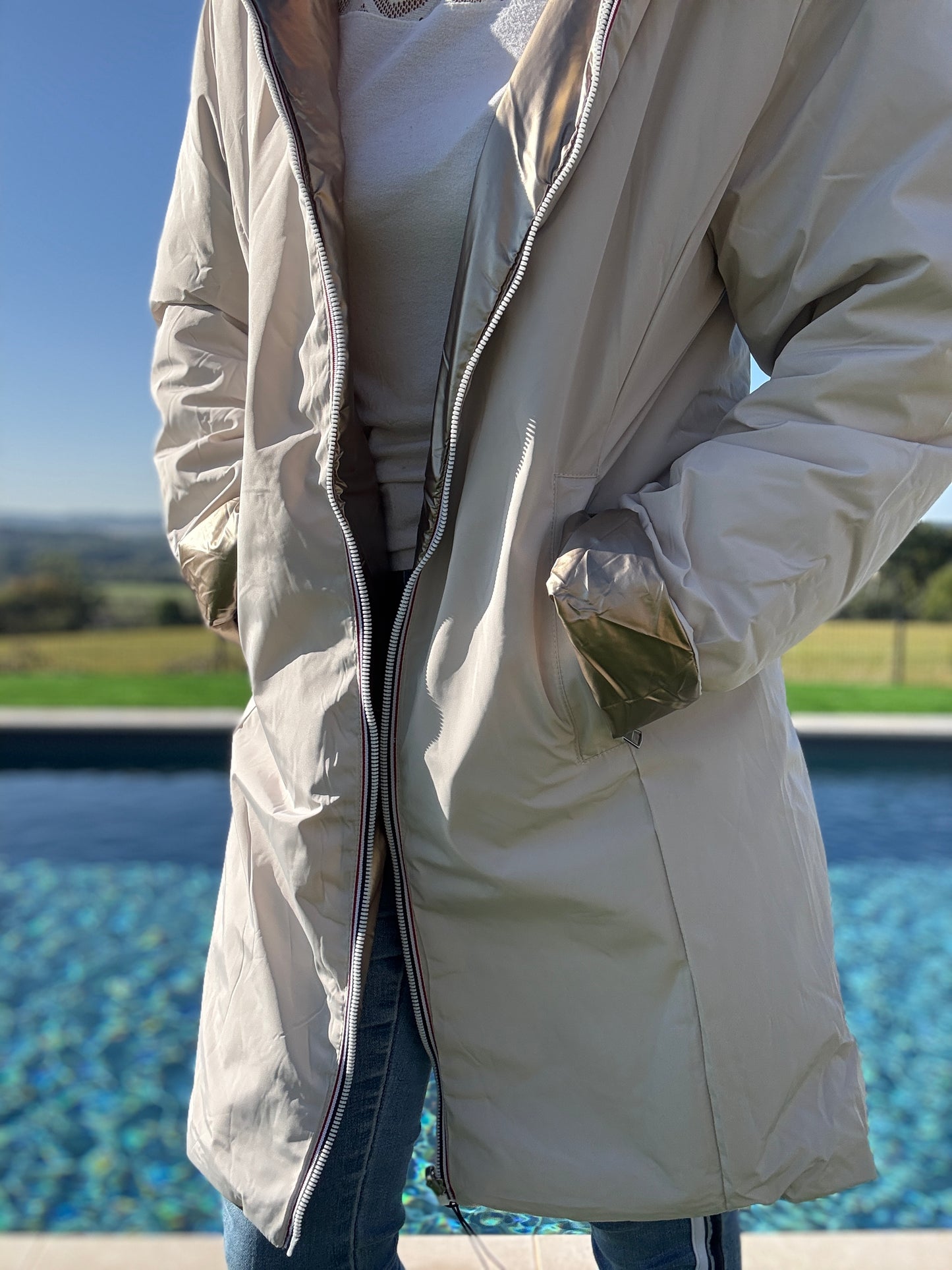 Melya Melody - Imperméable réversible long avec garnissage ouate couleur blanc crème/doré - Curvy