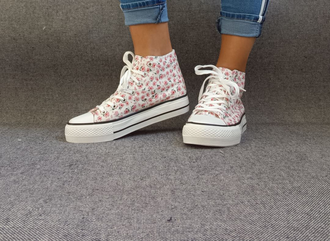 Baskets hautes motifs liberty fleurs roses en tissu type converse