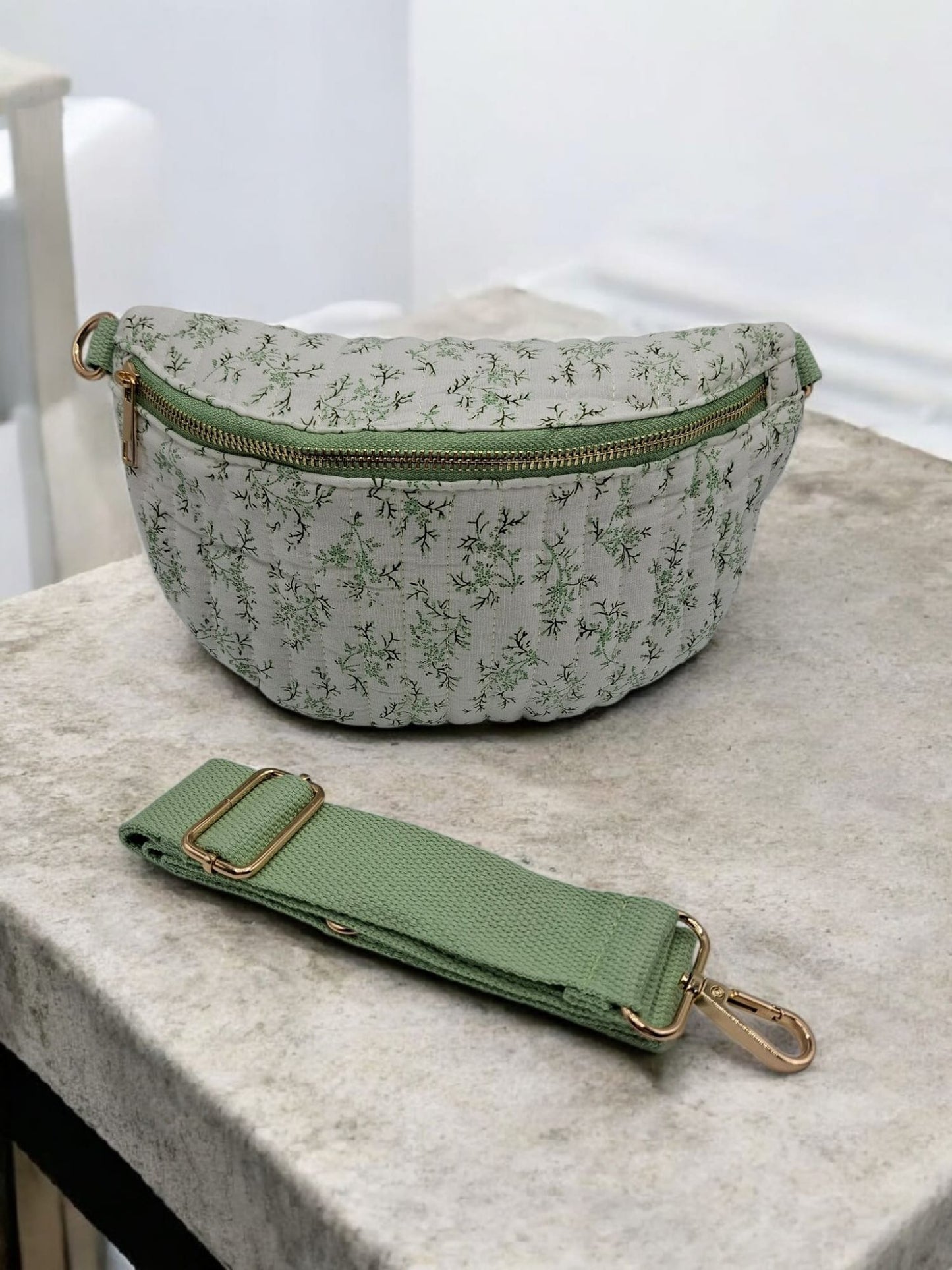 Sac banane en coton matelassé liberty blanc motif floral vert olive