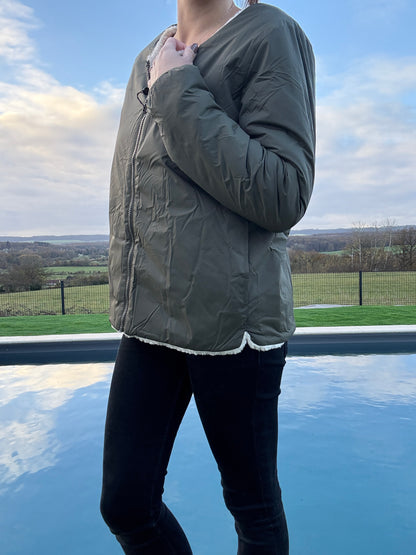 Laura Jo - Manteau Veste courte fourrée réversible kaki avec doublure en sherpa crème