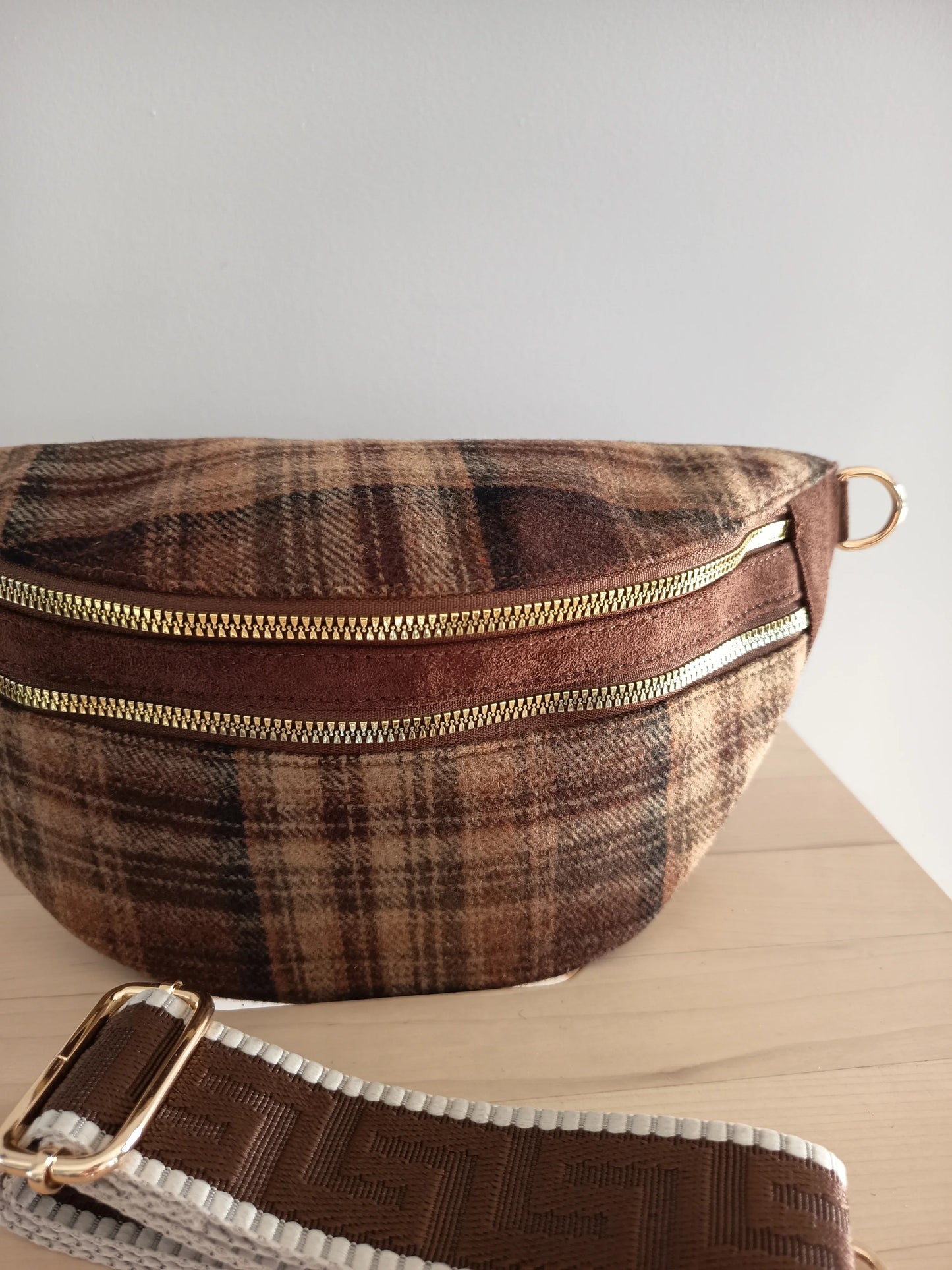 Riñonera de tela con estampado escocés, correa fantasía en tonos marrones