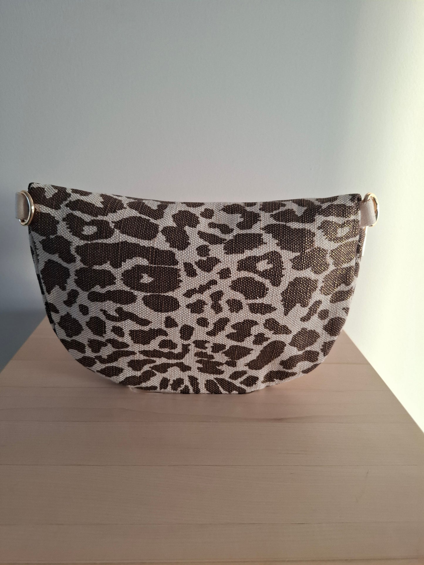 Sac banane en tissu motif léopard teintes marron et beige
