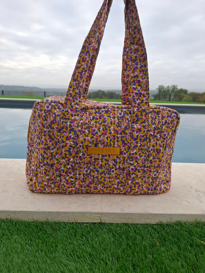 Sac week-end polochon en coton matelassé jaune liberty fleuris rose et violet