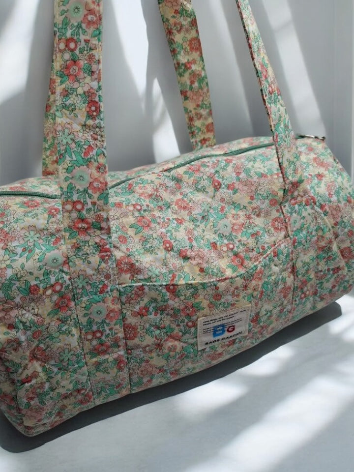 Sac polochon en coton matelassé motifs à fleurs vert d’eau