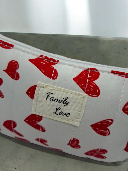 Trousse en coton blanche avec inscription “Family love” à coeurs rouges