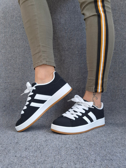 Chaussures baskets basses noires à rayures blanches style sneakers campus