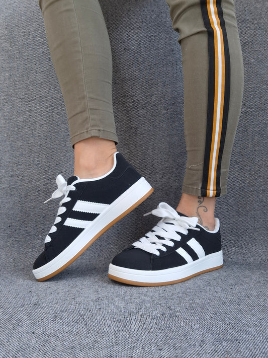 Chaussures baskets basses noires à rayures blanches style sneakers campus