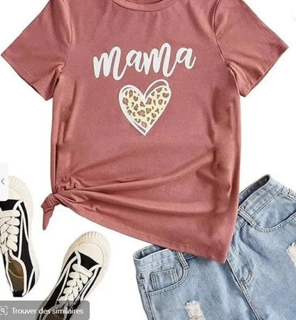 T-shirt rose pour femme à manches courtes with motif "mama" et cœur léopard, noué sur le côté, associée à jeans et sneakers.