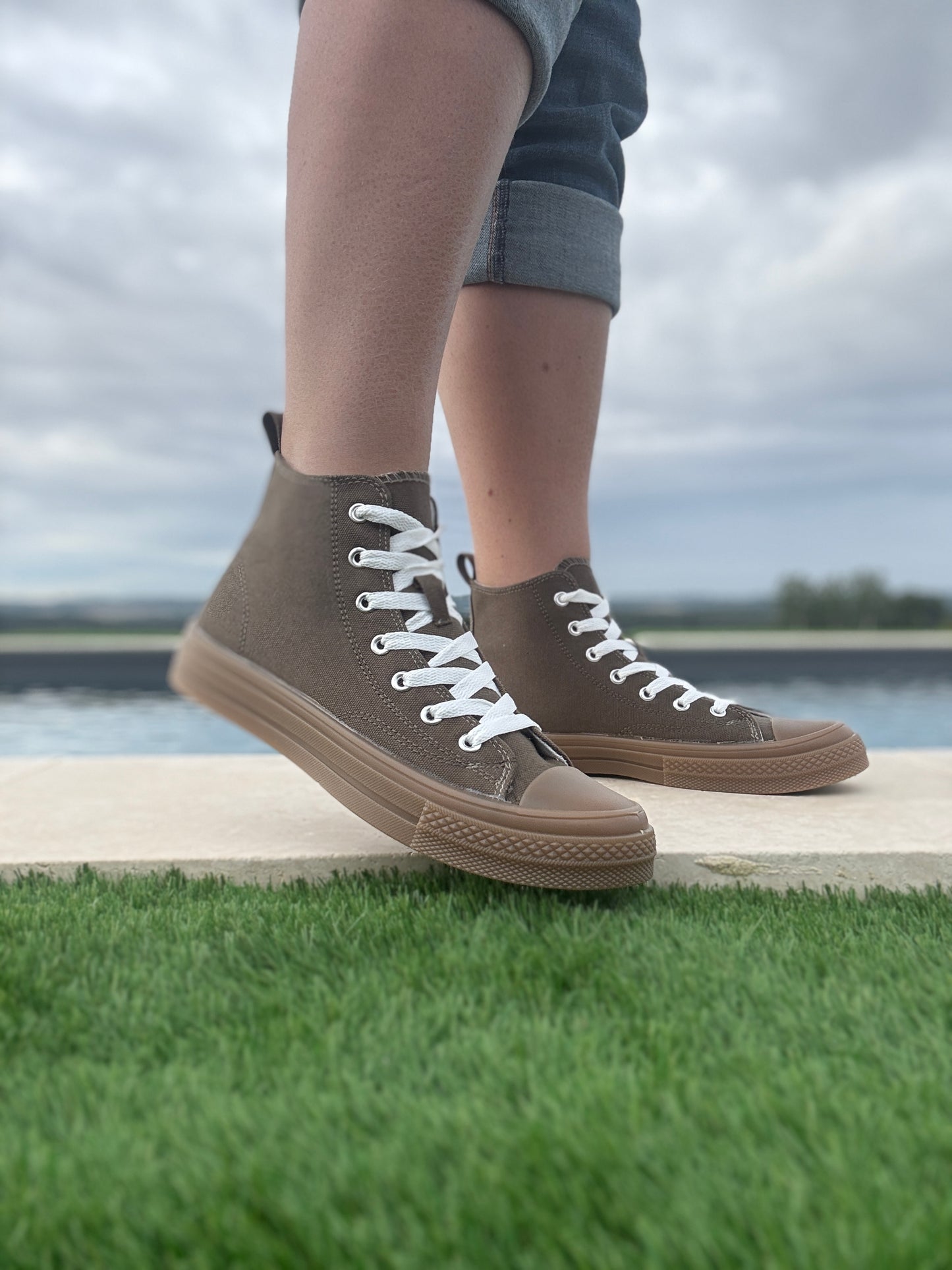 Chaussures baskets hautes en tissu kaki et marron style converse