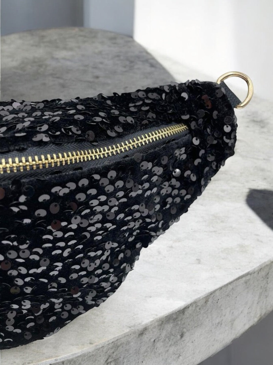 Sac banane tissu velours noir sequins noirs