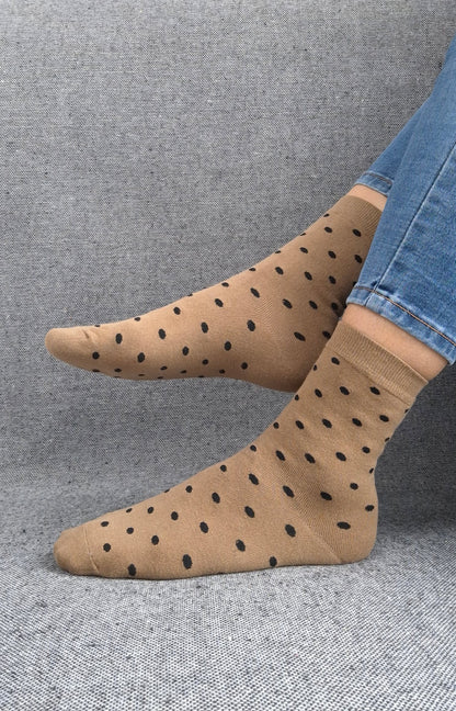 Paire de chaussettes marrons en coton à motifs pois noirs