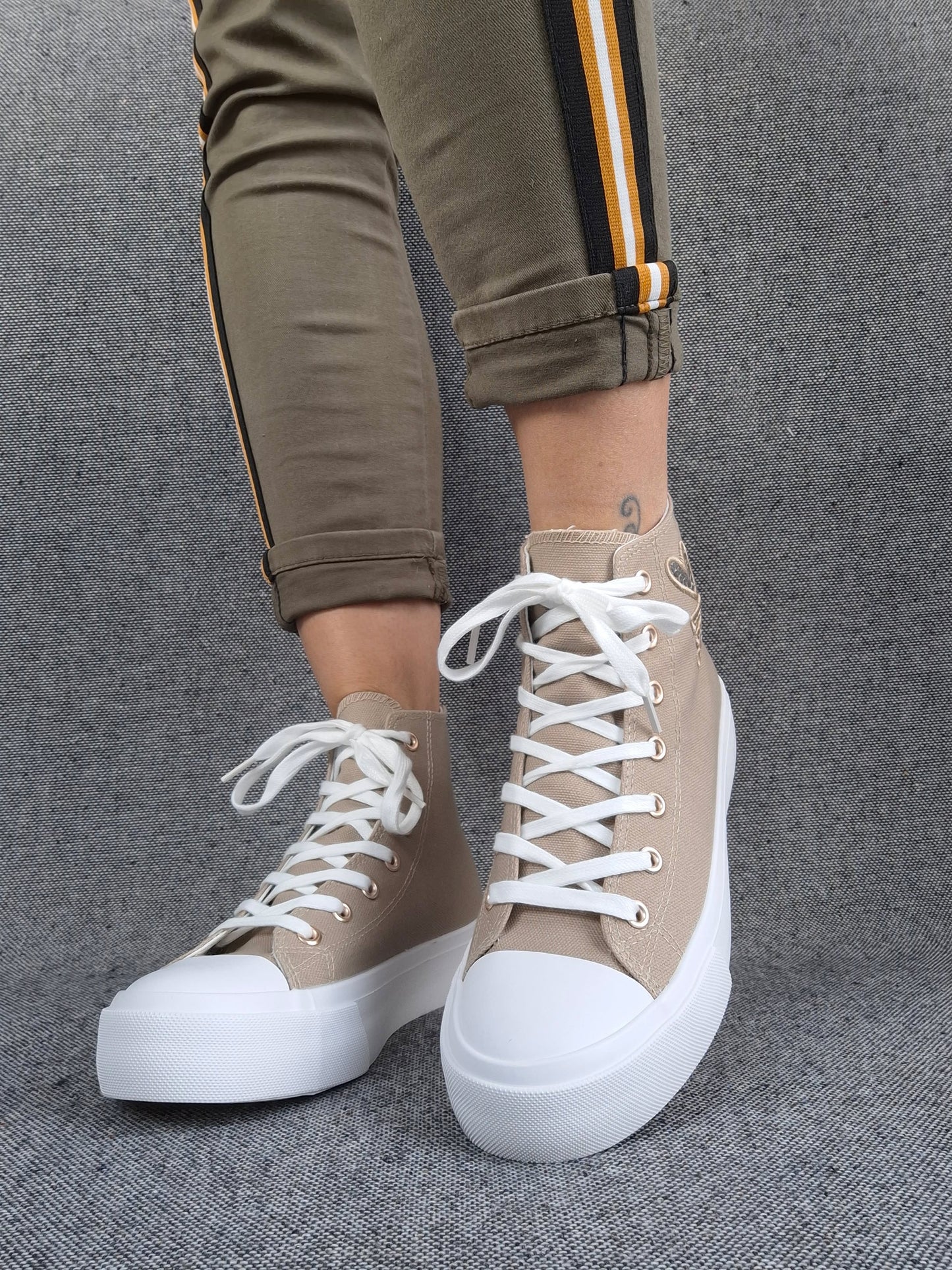 Chaussures baskets hautes tissu beige taupe blanc inscription "LOVE" style converse