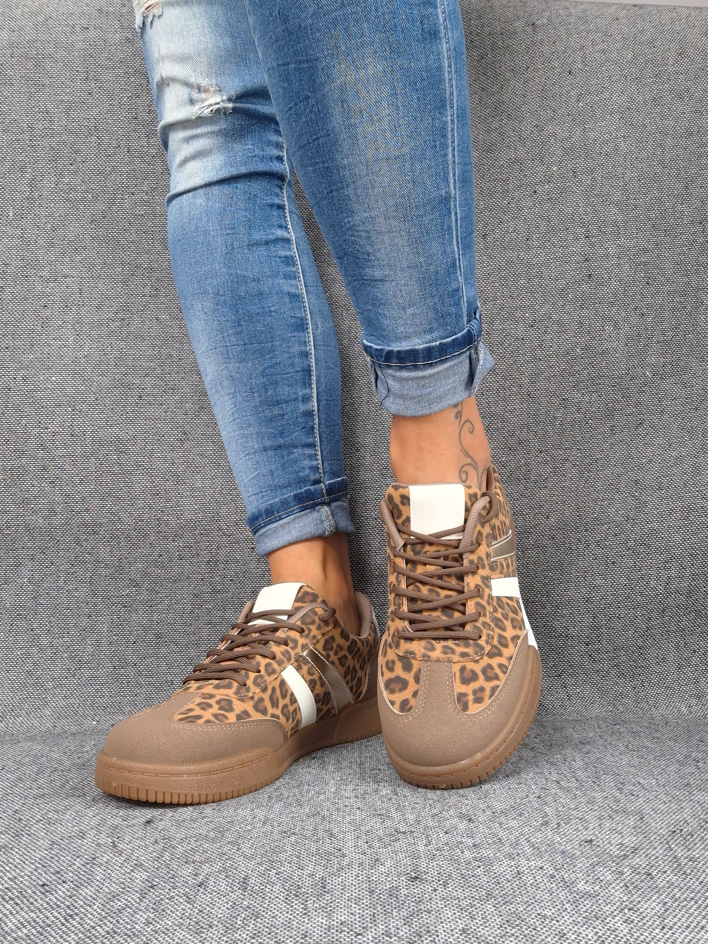 Chaussures baskets imprimé léopard avec bandes blanches et dorées type sneakers