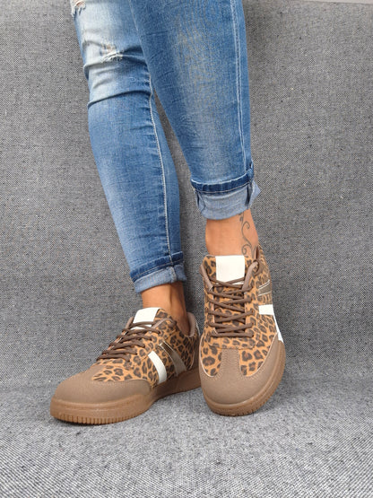 Chaussures baskets imprimé léopard avec bandes blanches et dorées type sneakers