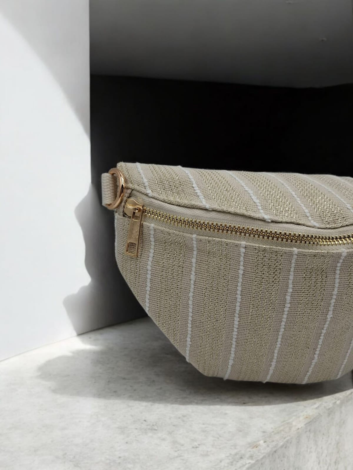 Sac banane en coton tissu bohème beige à rayures blanc doré