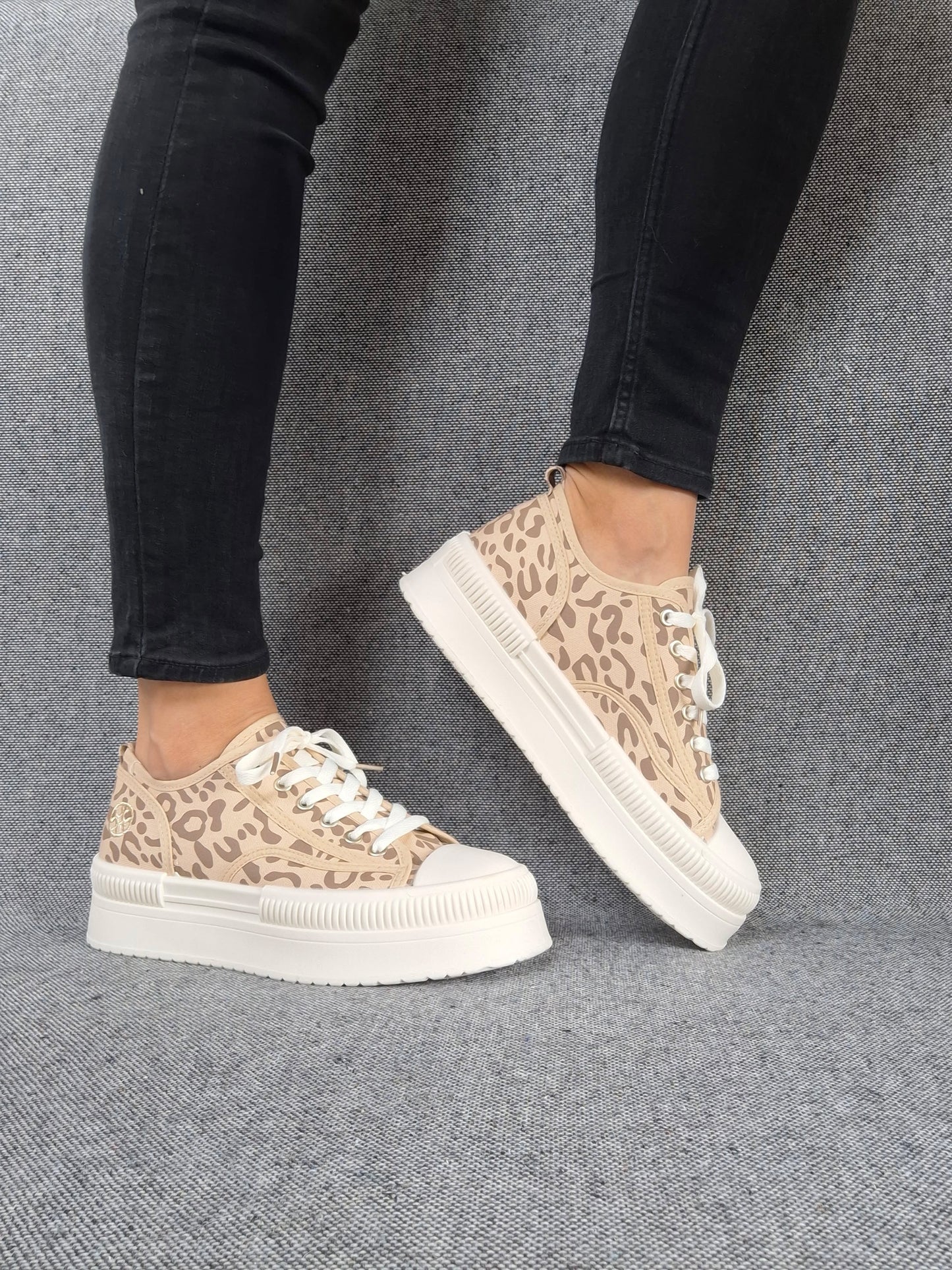 Chaussures baskets à motif léopard marron camel et blanc semelle compensée style converse