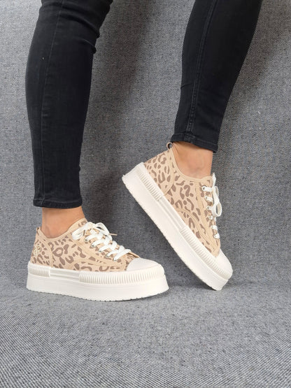 Chaussures baskets à motif léopard marron camel et blanc semelle compensée style converse