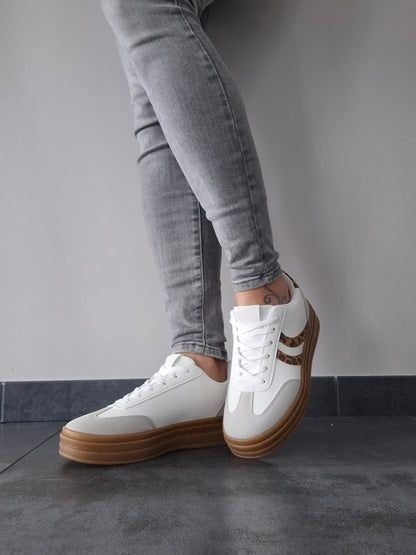 Chaussures baskets basses blanches légèrement compensées style campus léopard
