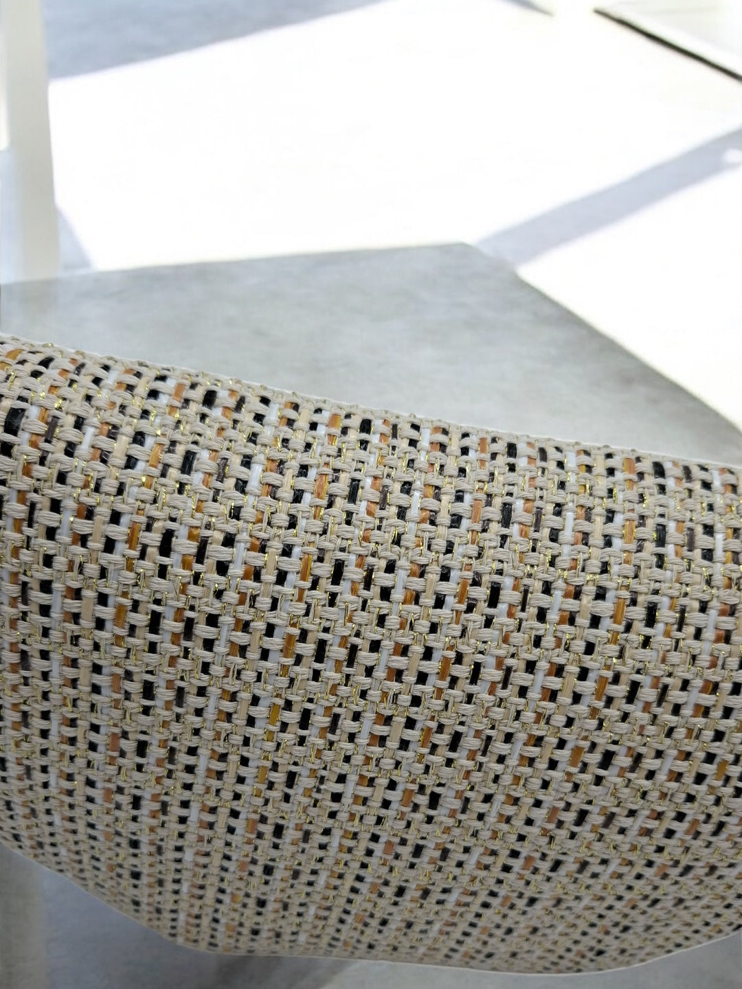 Sac banane en tissu à motif texturé noir, beige et camel sangle fantaisie