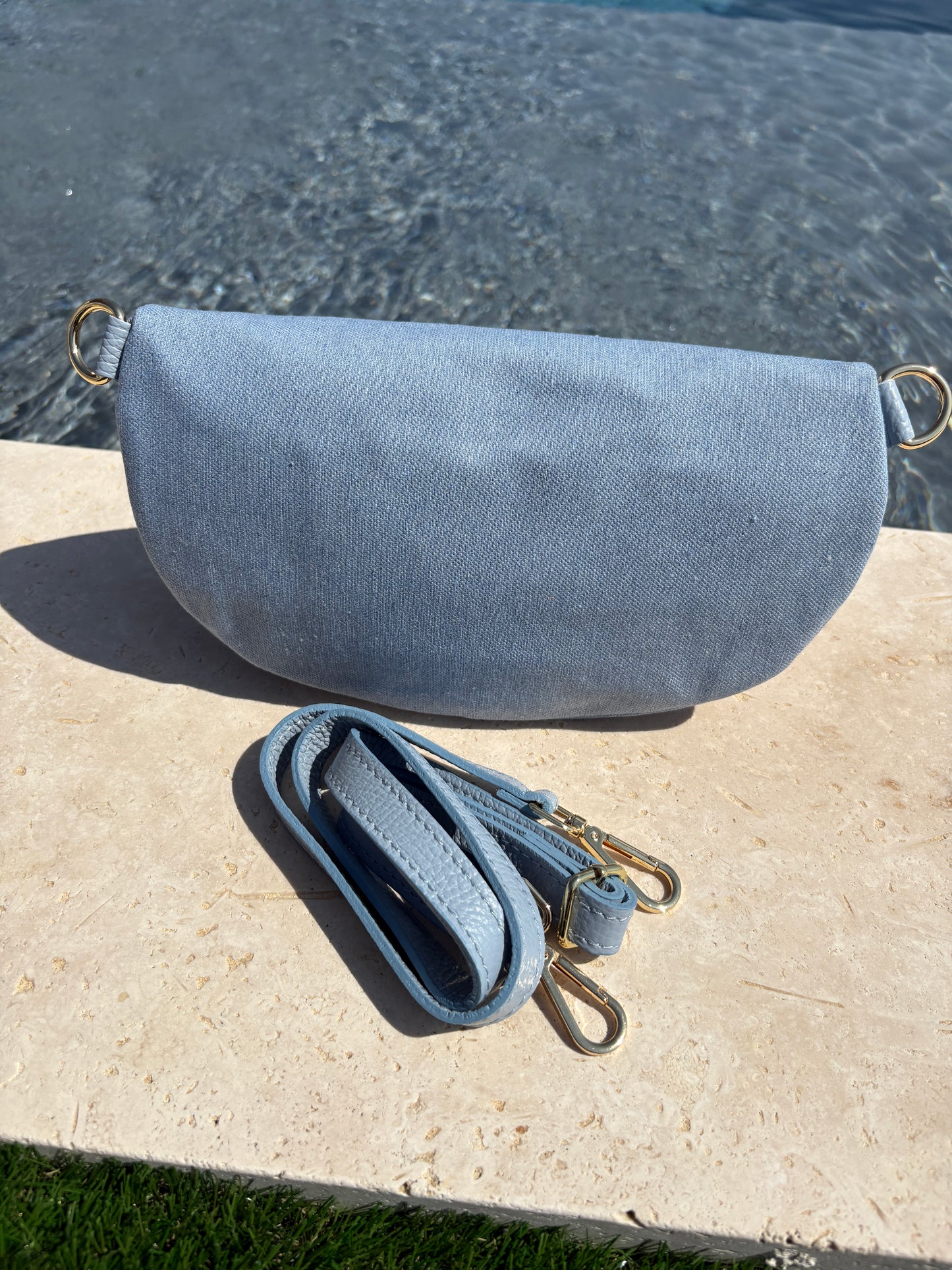 Sac banane tissu jean bandouliere bleu clair en cuir