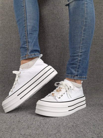 Chaussures baskets basses semelle compensée en tissu blanc style converse