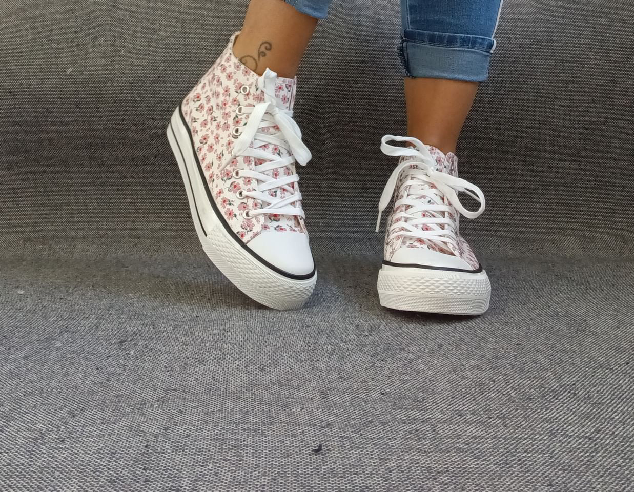 Baskets hautes motifs liberty fleurs roses en tissu type converse