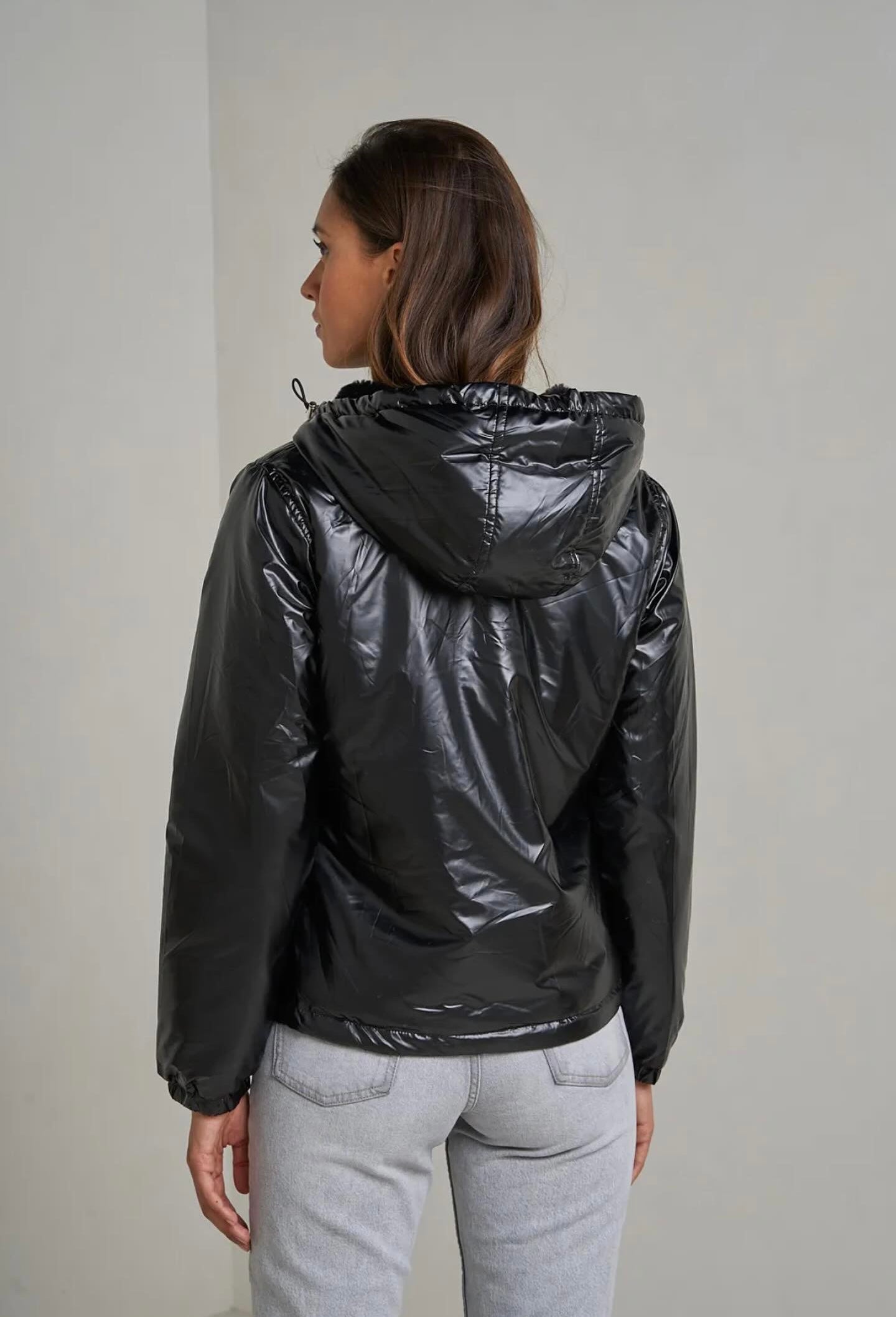 Attrait Paris - Manteau court imperméable fourré noir brillant