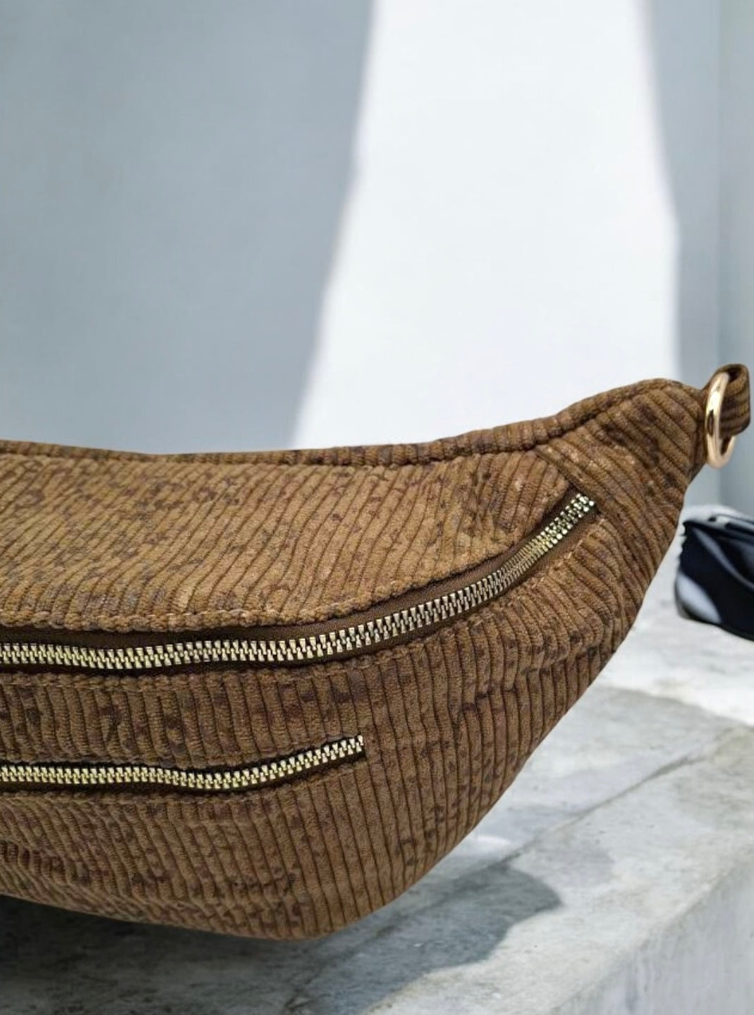 Sac banane XL en velours côtelé taupe imprimé léopard 2 poches