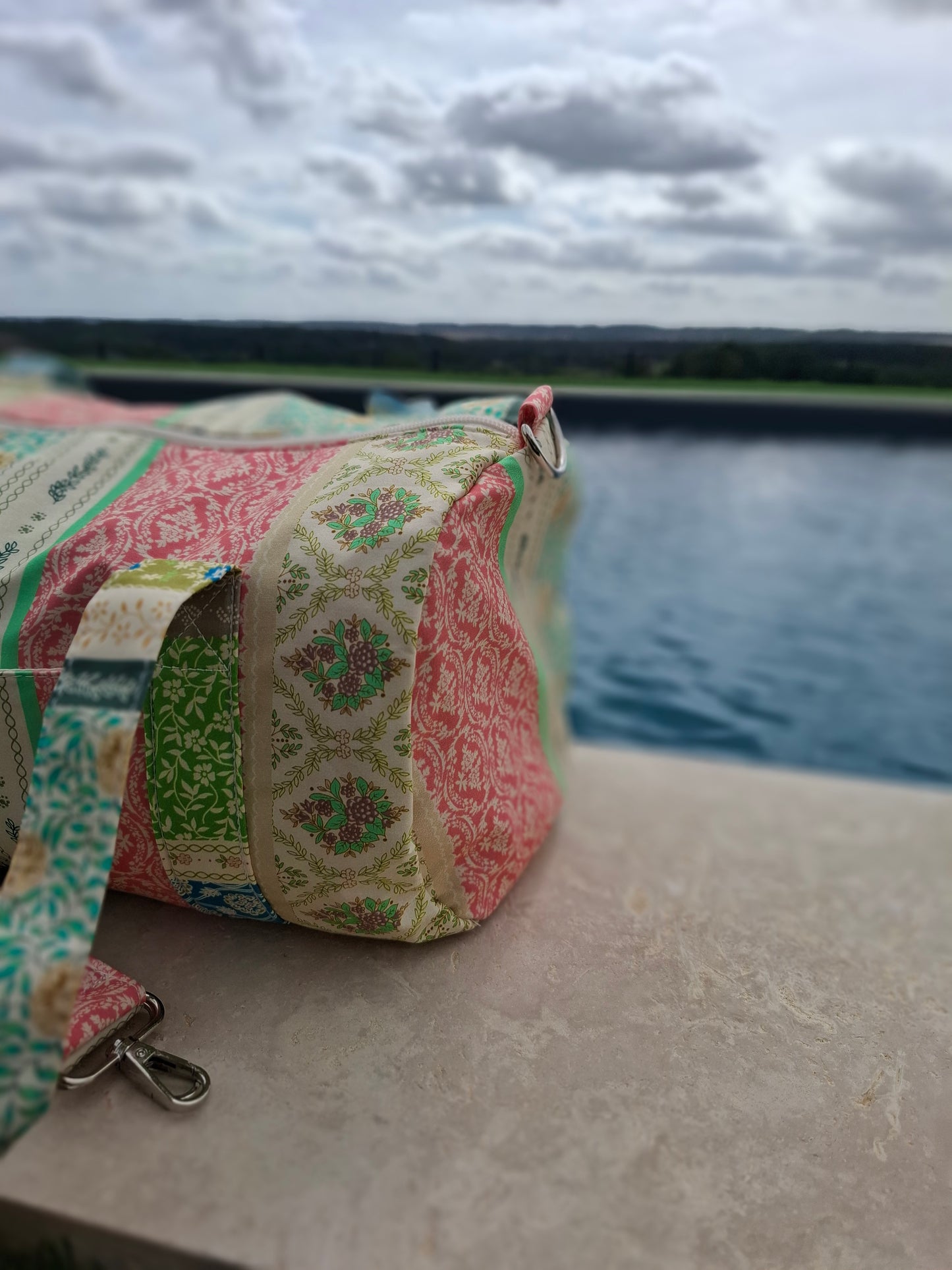 Sac polochon en tissu coton motifs patchwork multicolores imprimés floraux et géométriques vert beige bleu