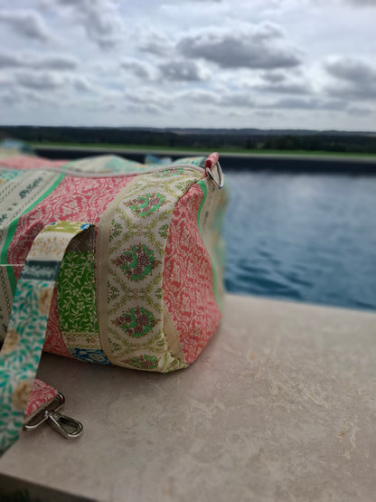 Sac polochon en tissu coton motifs patchwork multicolores imprimés floraux et géométriques vert beige bleu