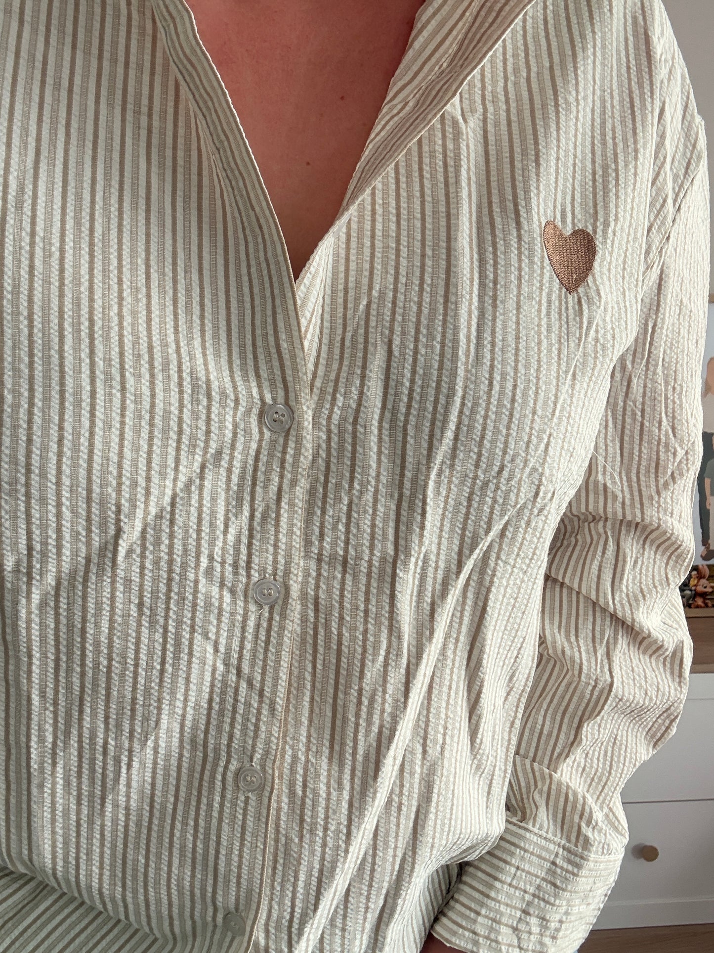 Chemise en coton manches longues à rayures verticales avec motifs cœurs marron couleur Beige