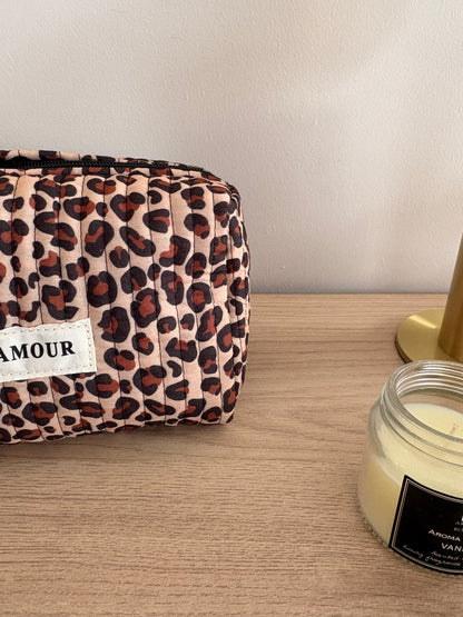 Pochette trousse en coton matelassé beige taupe motifs léopard couleur Noir et marron