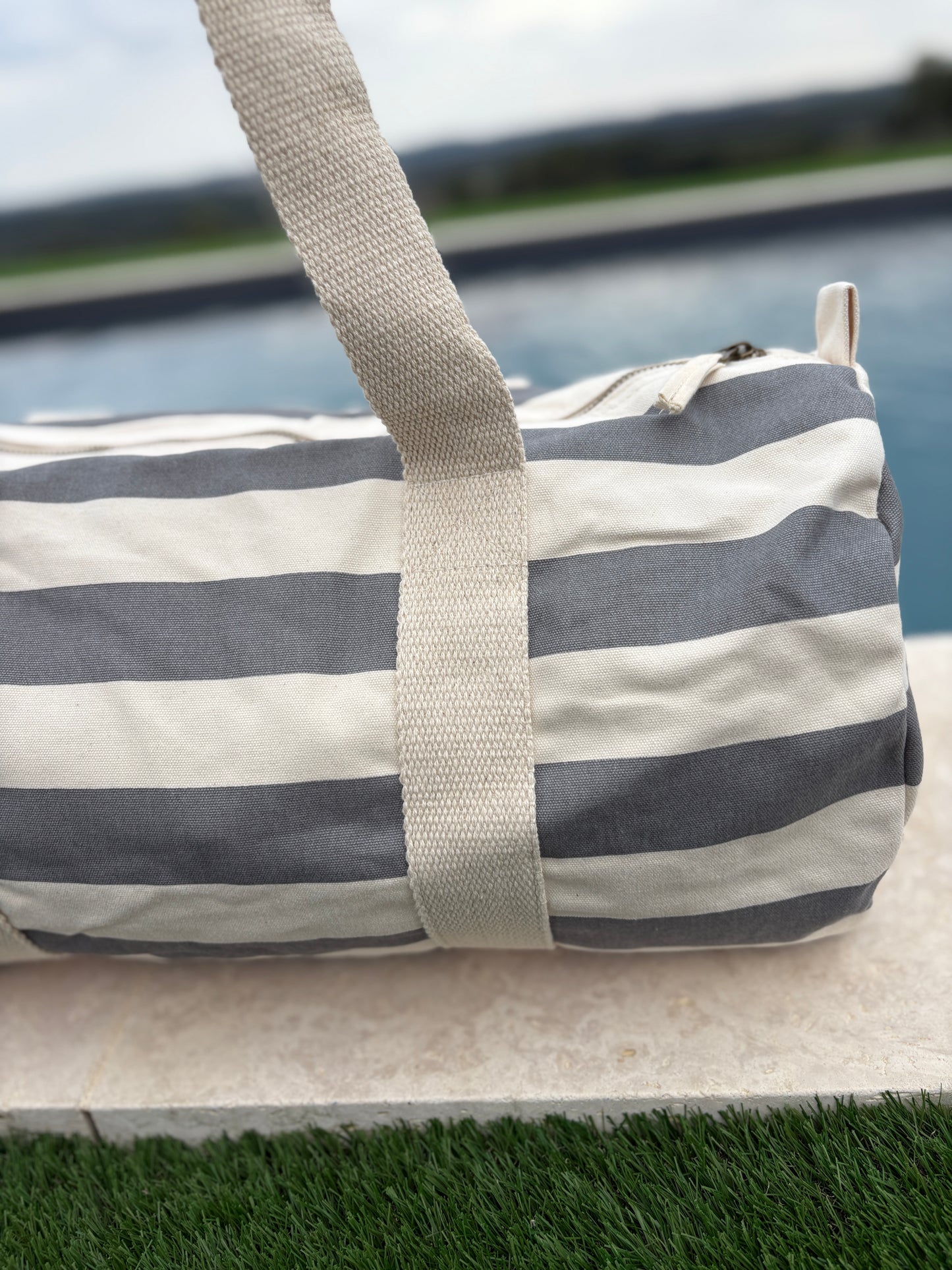 Sac polochon en coton rayé gris et blanc