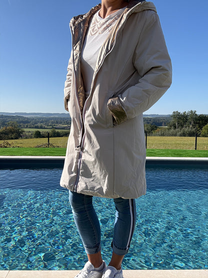 Melya Melody - Imperméable réversible long avec garnissage ouate couleur blanc crème/doré - Curvy