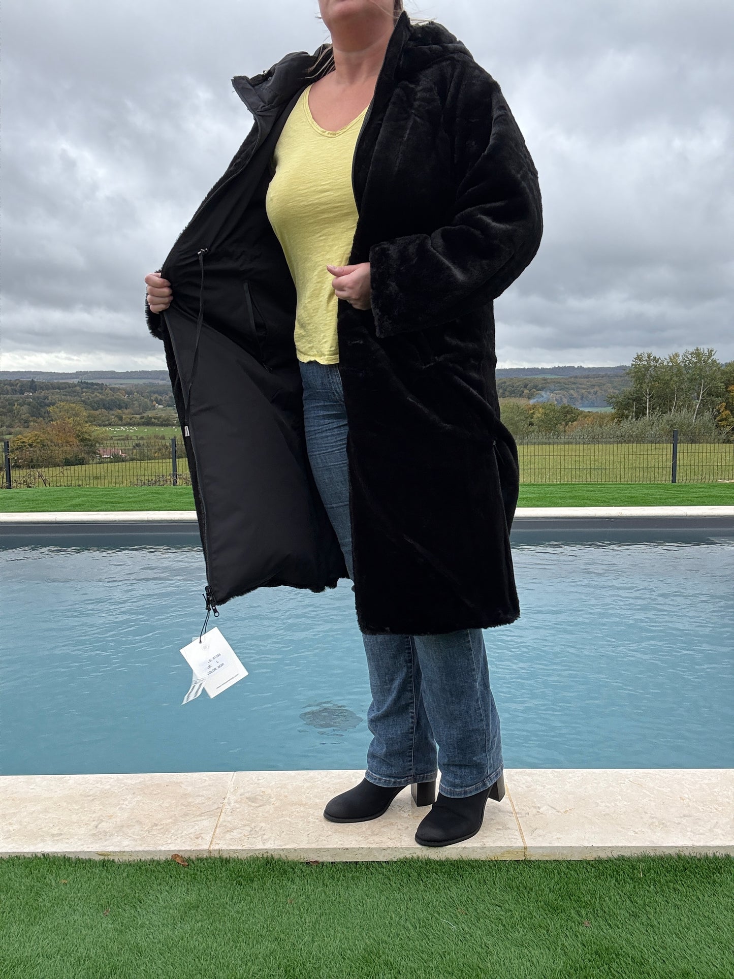 Manteau long réversible noir fausse fourrure avec capuche et cordons de serrage à la taille