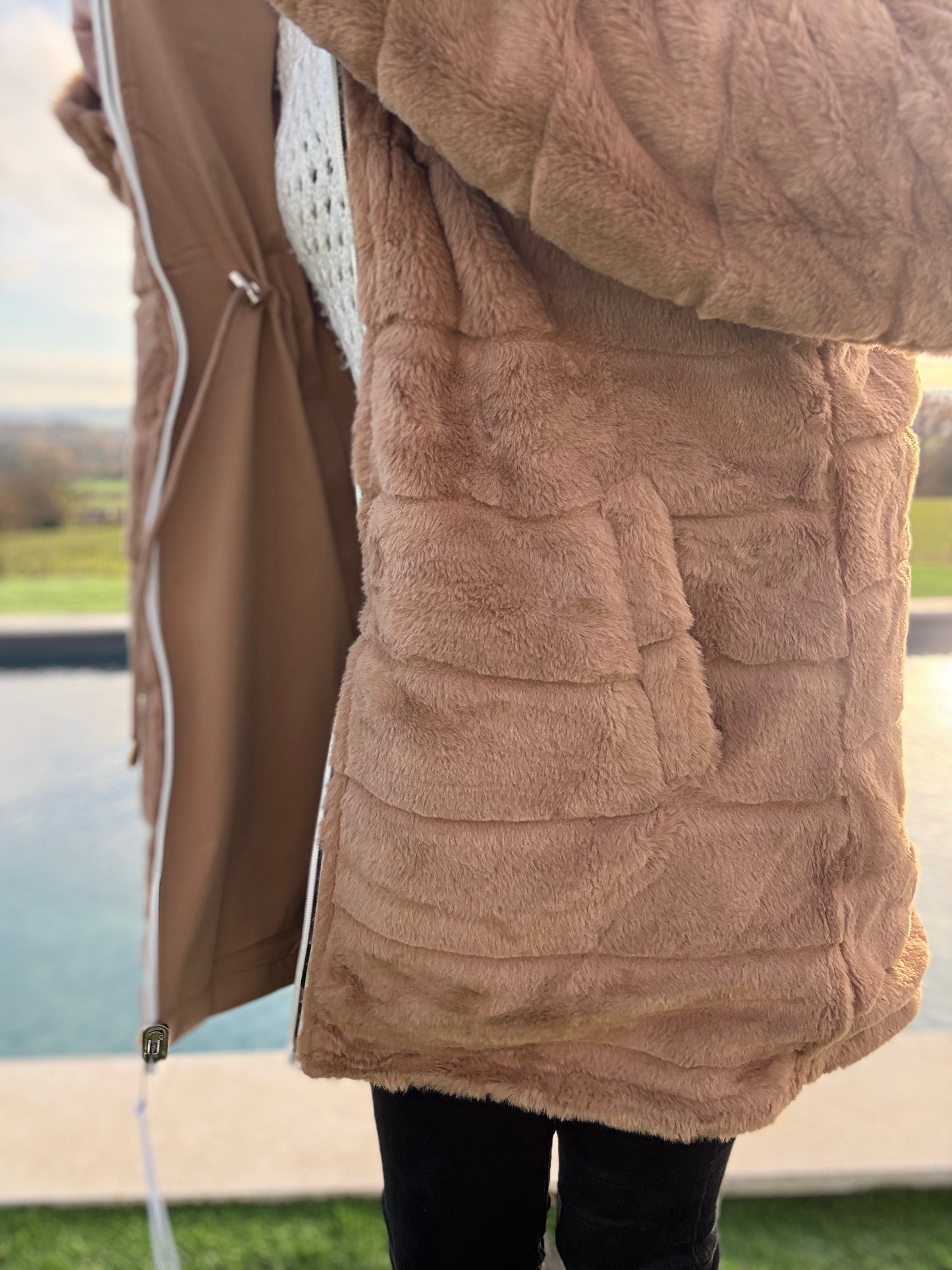 New Lolo - Manteau long camel réversible imperméable fourré fausse fourrure avec un cordon de resserrage à la taille- Curvy