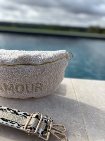 Sac banane en tissu moumoute douce bouclette beige inscription "AMOUR" sangle fantaisie léopard