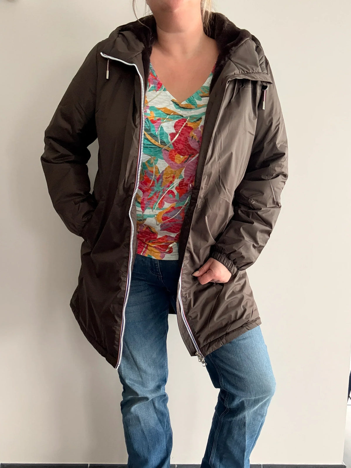 Parka imperméable longue fourrée pour femme Laura Jo, manteau marron chocolat avec capuche, style chaud et pratique.