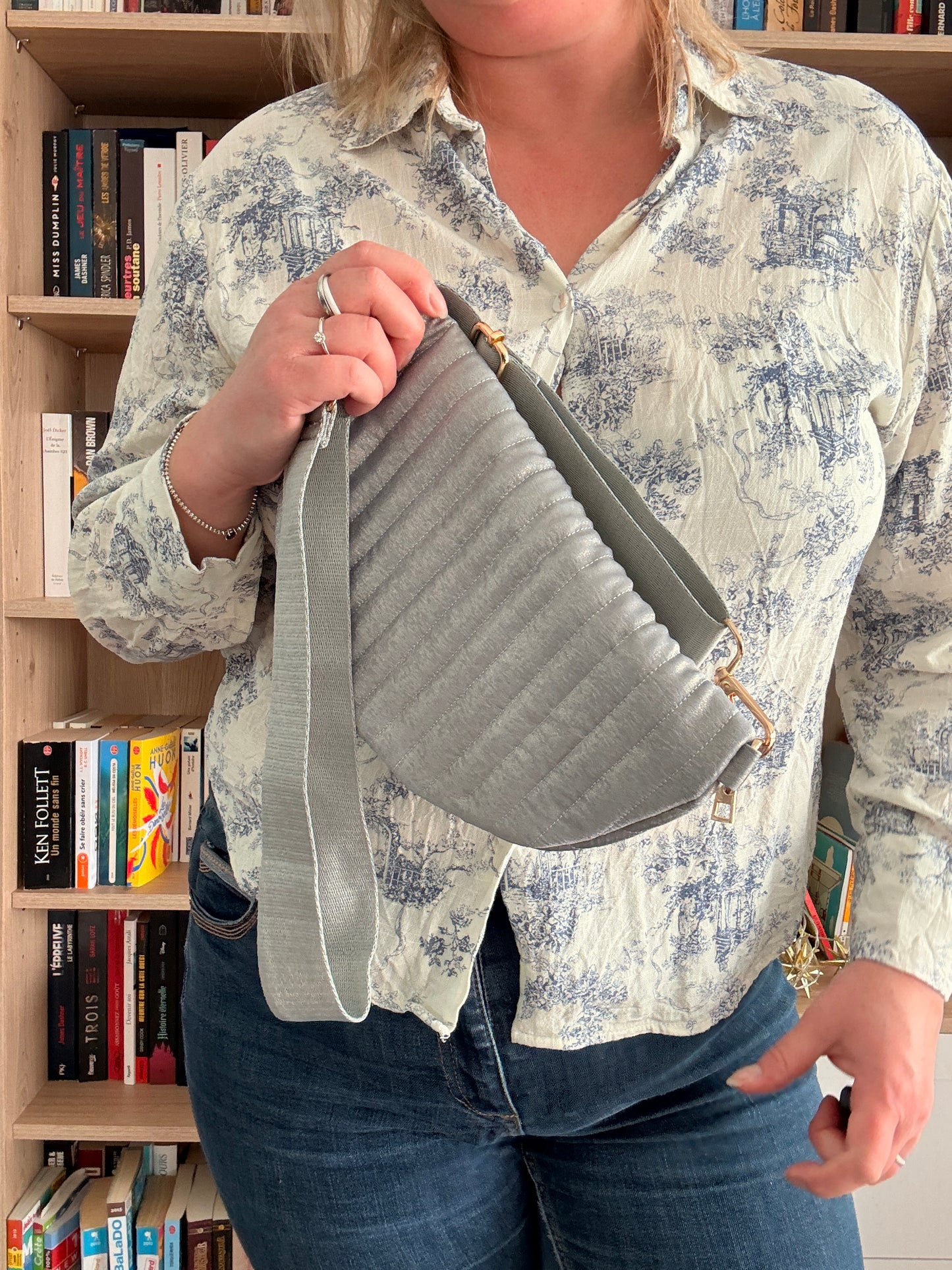 Sac banane bleu clair irisé en tissu texturé relief – style chic et finitions dorées pour femme