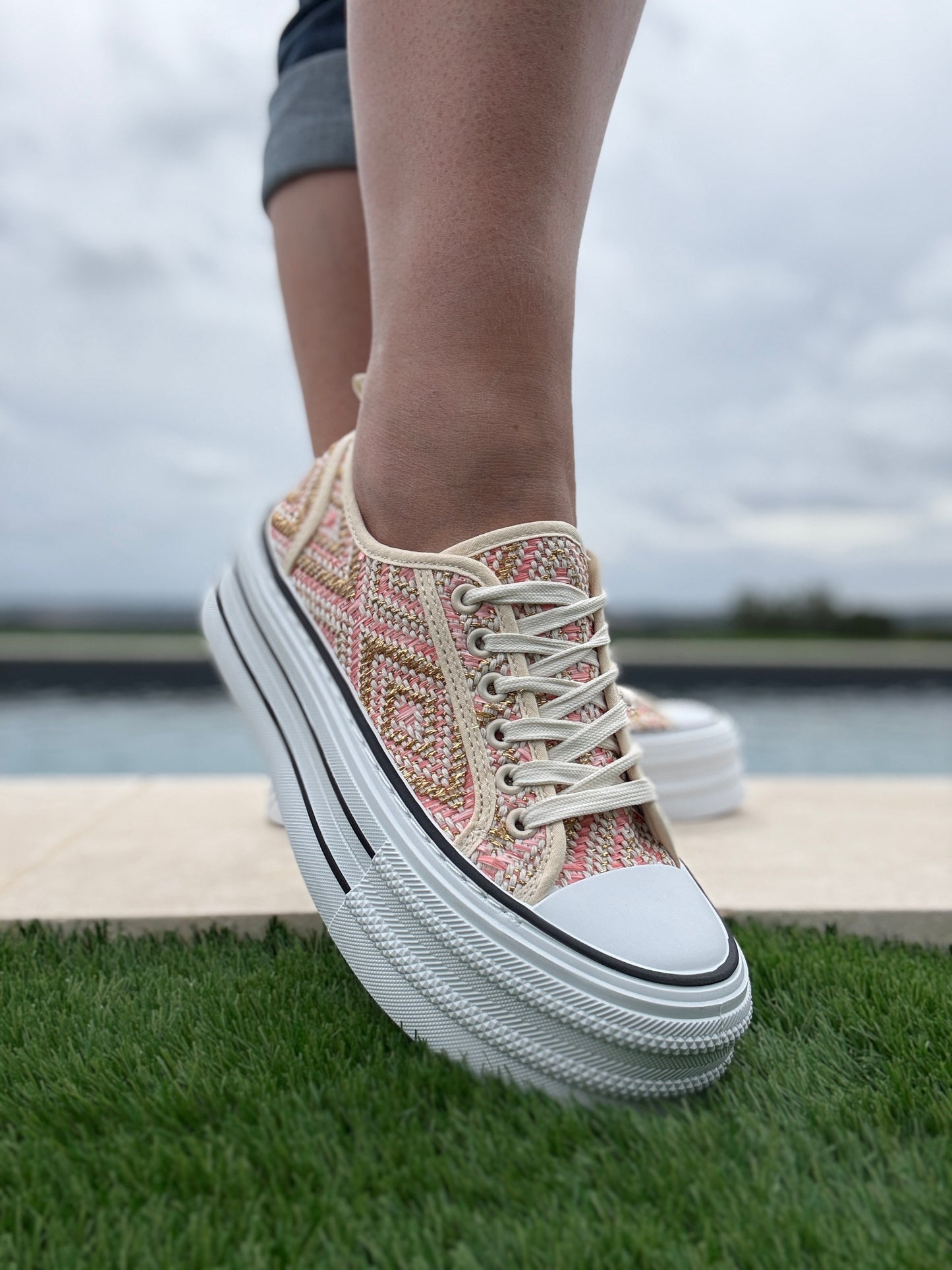 Chaussures baskets effet paille beige rose semelle compensée style converse