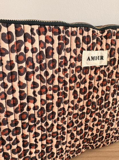Pochette housse pour ordinateur en coton matelassé beige taupe motifs léopard couleur Noir et marron