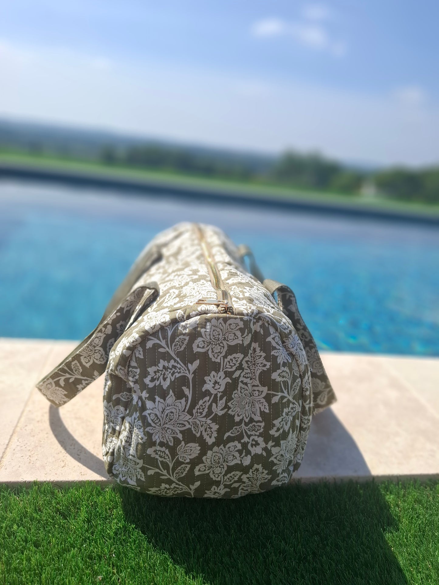 Sac polochon en coton matelassé liberty toile de jouy fleuri vert kaki et blanc