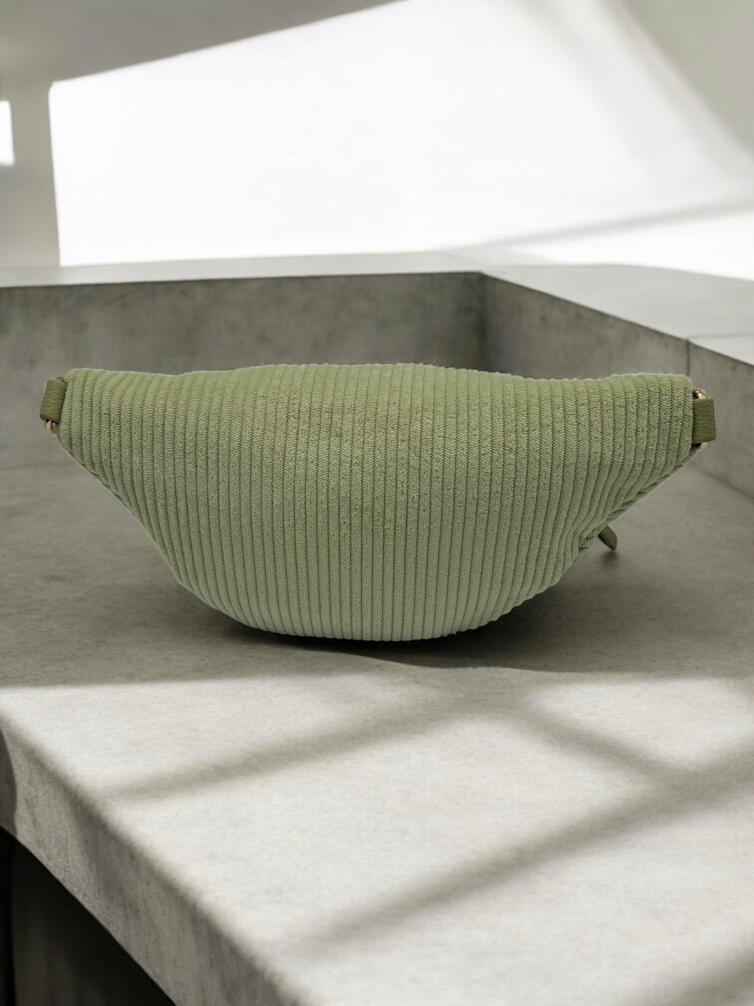 Sac banane velours côtelé 2 poches vert clair vert d'eau sangle fantaisie