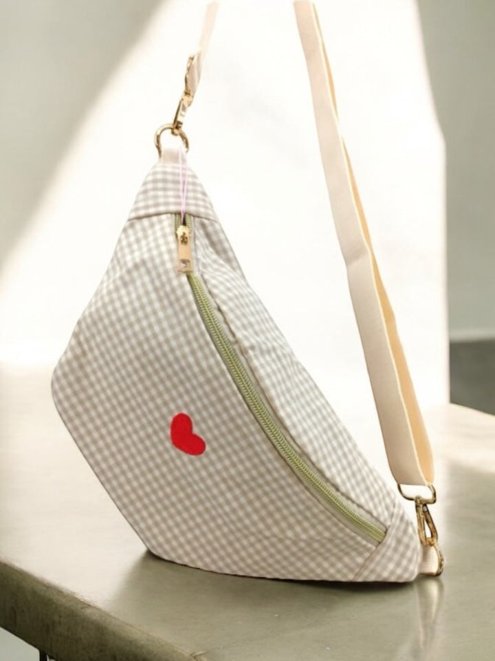 Sac banane en coton motif vichy beige et blanc avec cœur rouge