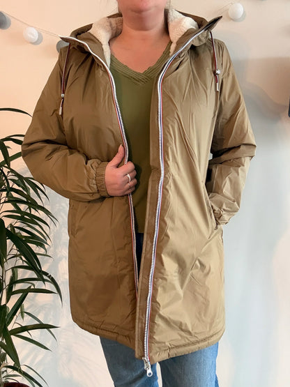 Laura Jo - Imperméable fourré long fausse fourrure camel intérieur sherpa beige - Curvy