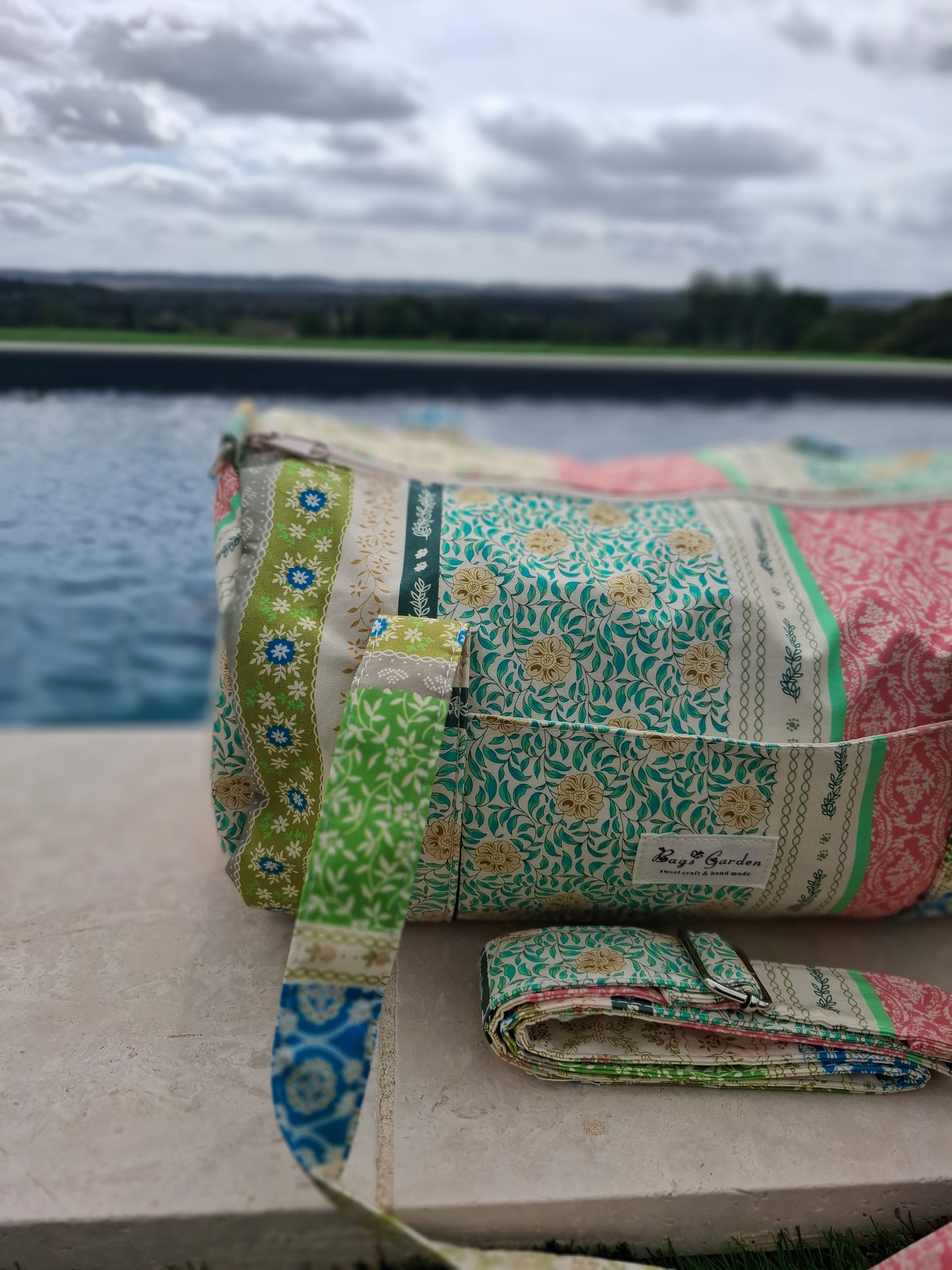 Sac polochon en tissu coton motifs patchwork multicolores imprimés floraux et géométriques vert beige bleu