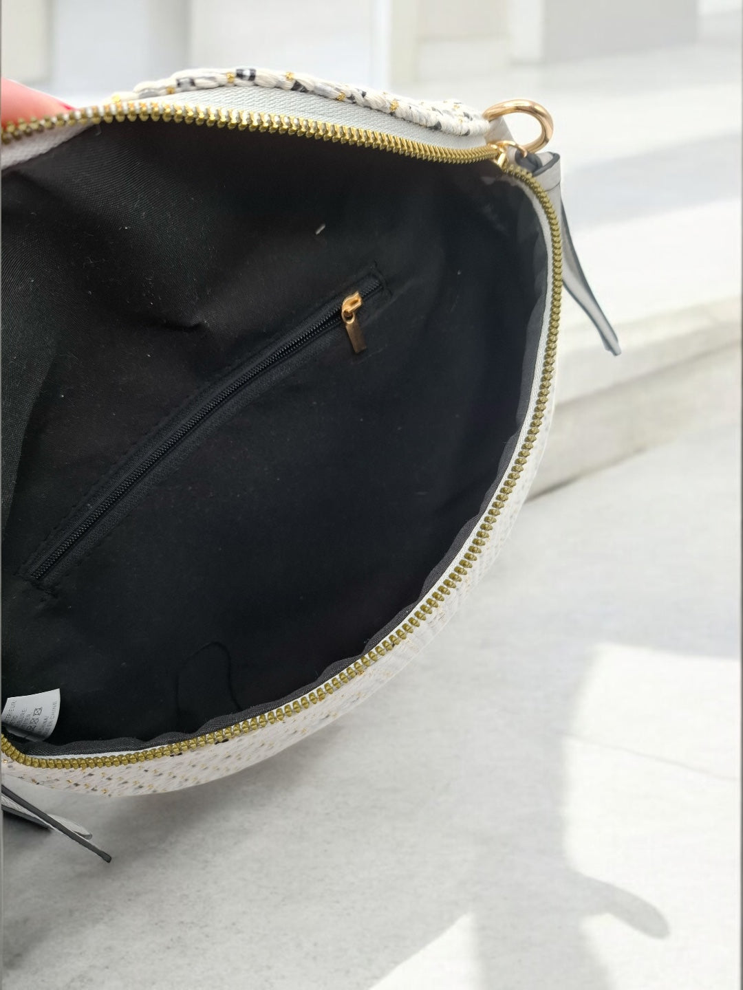 Sac banane en tissu à motif texturé de couleurs blanc, noir et bleuté sangle fantaisie