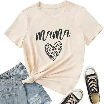 T-shirt blanc femme avec imprimé « mama » et cœur léopard, assorti de jean et baskets casual.