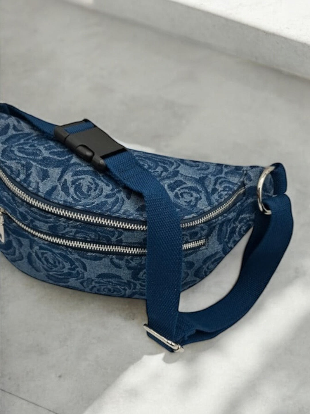 Sac banane XL tissu jean 2 poches motifs fleuri